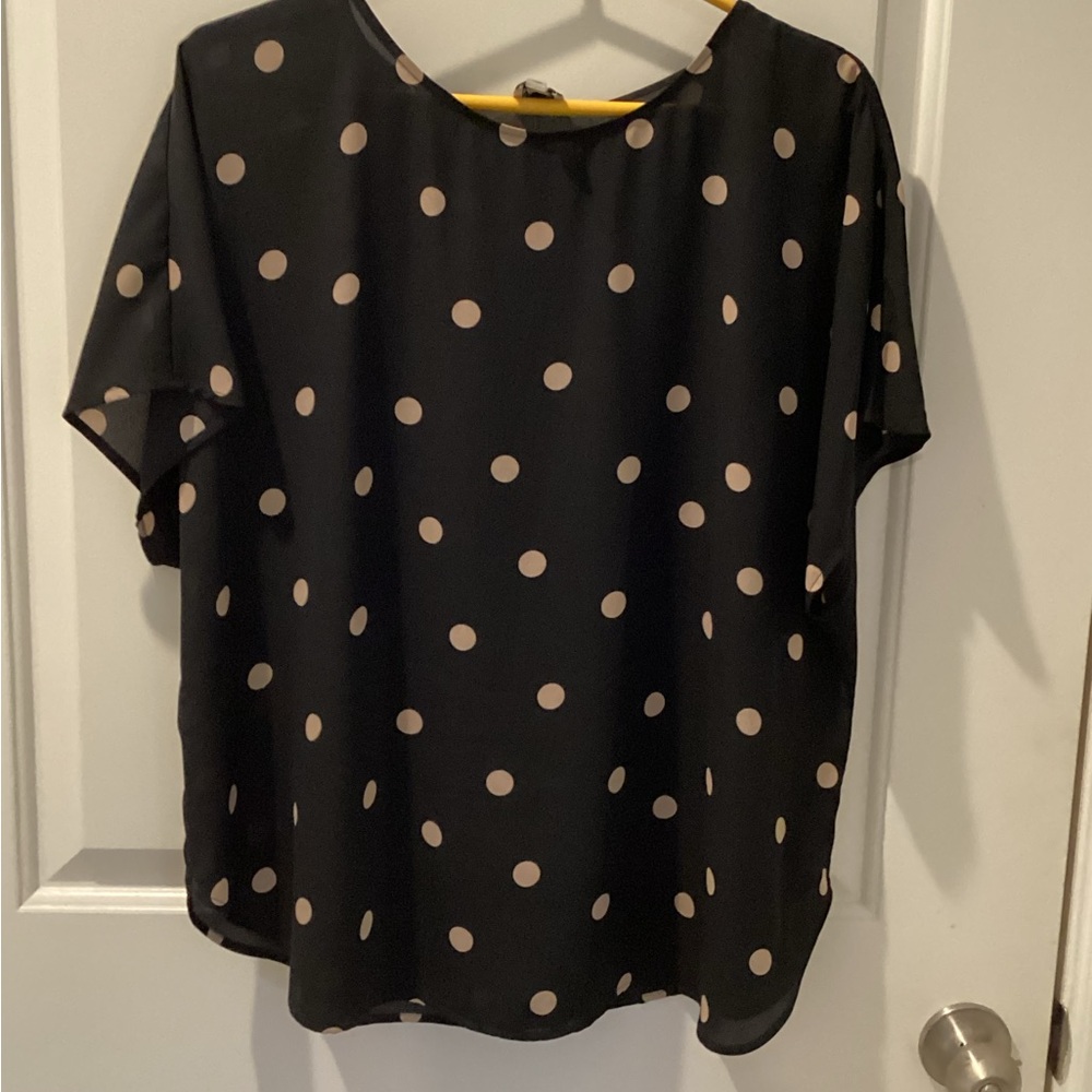An clain.  Womens Black Polka Dot Short-Sleeve Blouse